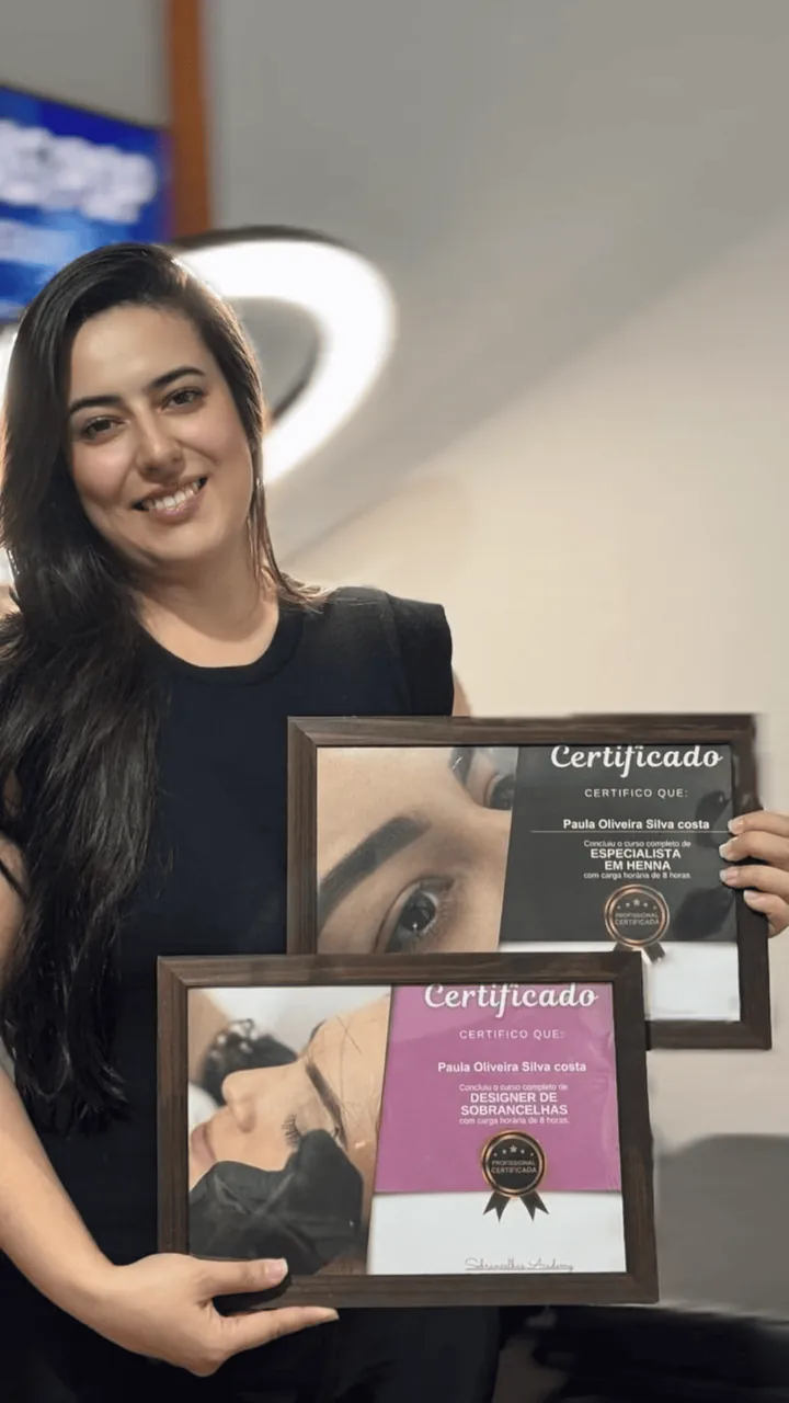 Aluna com certificado