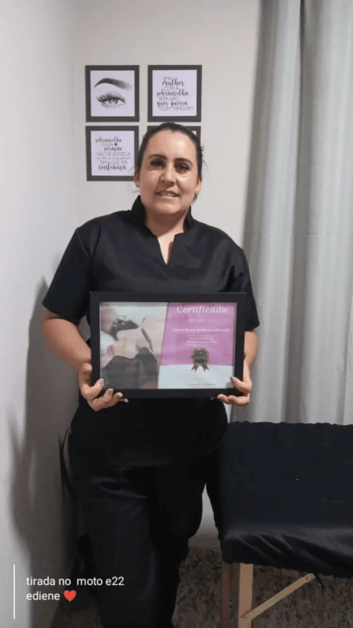 Aluna com certificado